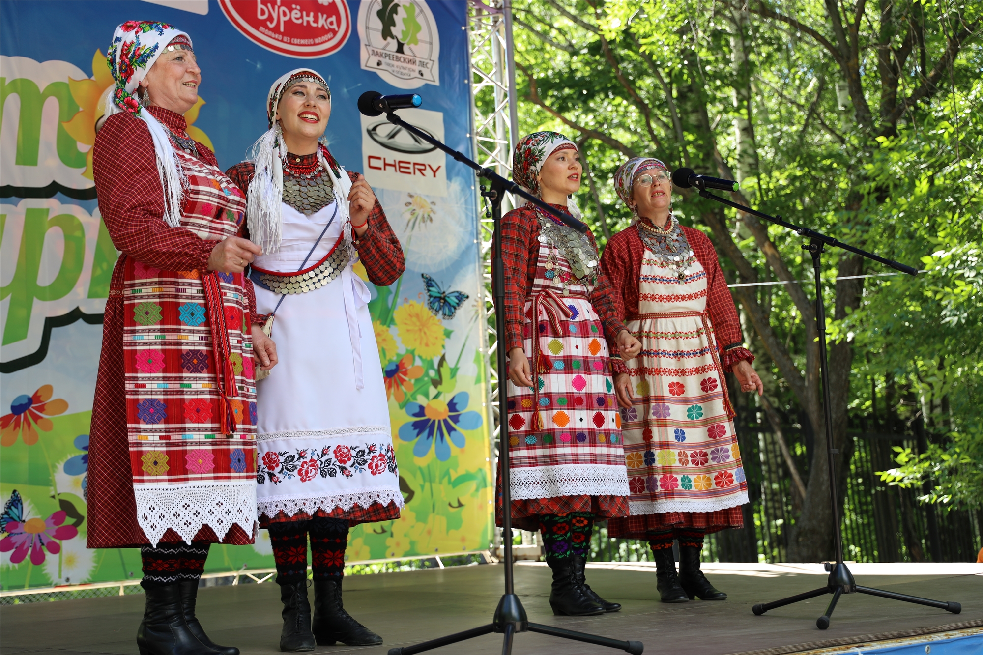 Немки в национальных костюмах сношаются на вечеринке